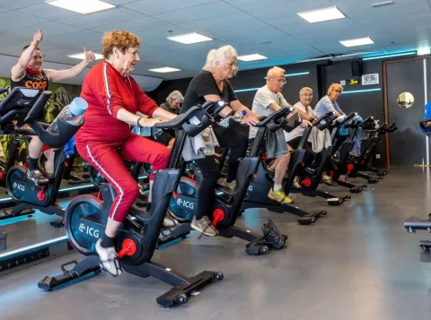 Groep mensen tijdens een spinningles