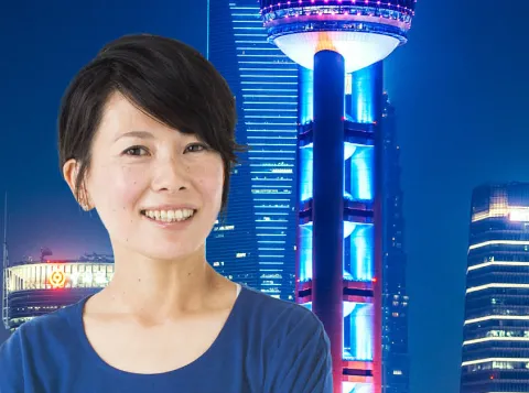 Vrouw staande voor een Chinese stad