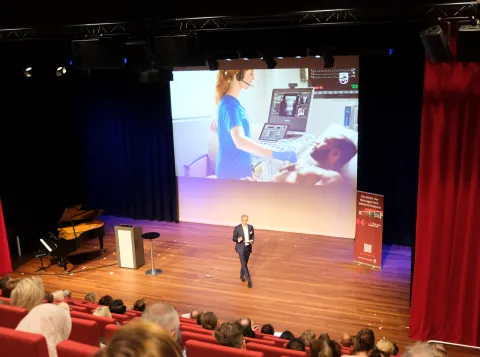 Roy Jakobs in theaterzaal C tijdens Symposium Managementwetenschappen