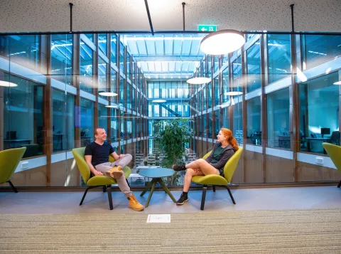 Twee medewerkers in gesprek