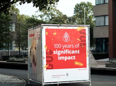 lustrumblok banner op campus