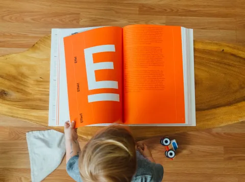 Kind leest boek