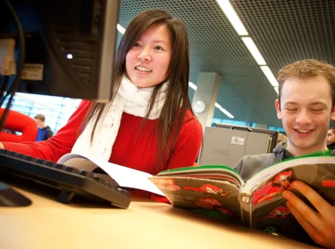 Studenten achter computer