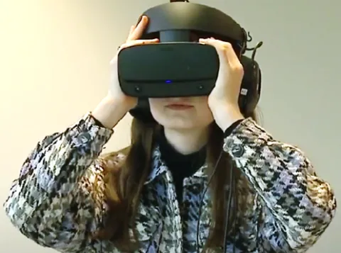 onderzoeker met vr bril op