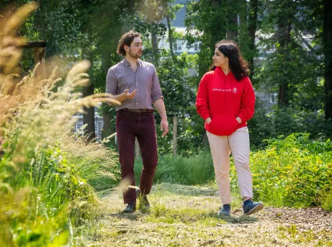 Foto van twee wandelende studenten