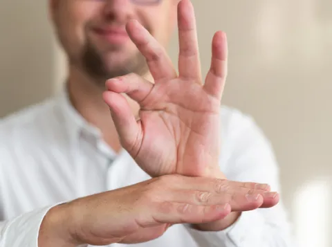 Man maakt een gebaar