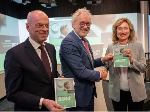 Overhandiging Jaarboek tijdens presentatie