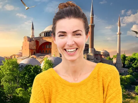 Vrouw afgebeeld voor de moskee in Istanbul