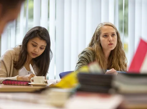 Foto van twee cursisten bij taalcursus Nederlands