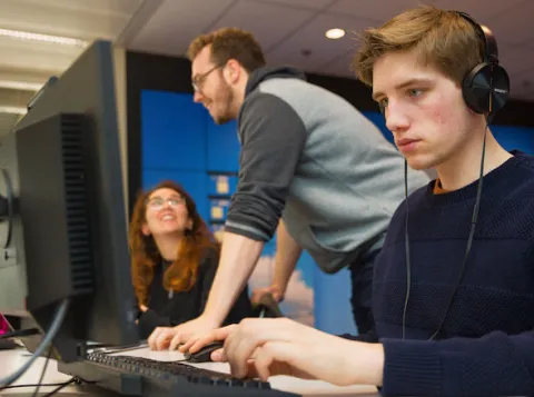Student achter computer