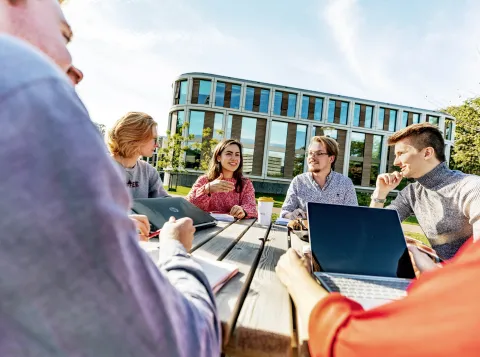 Honoursstudenten overleggen met elkaar 