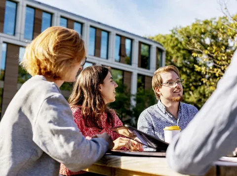 Honoursstudenten overleggen met elkaar 