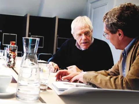 Een docent legt de student iets uit