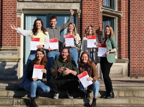 Jonge professionals juichend met certificaat