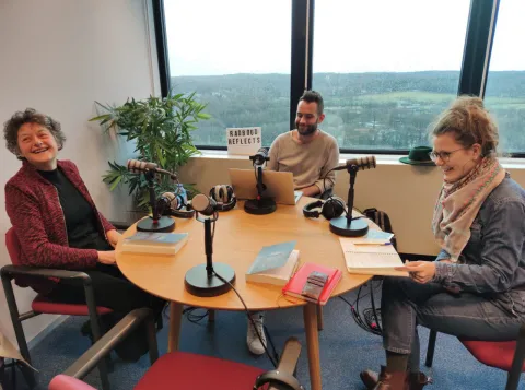 Opvang in de regio: Geen oplossing voor de vluchtelingencrisis | Radboud Reflects Podcast met conflictonderzoeker Nora Stel, hoogleraar migratierecht Tineke Strik en Midden-Oostenexpert Willem Staes