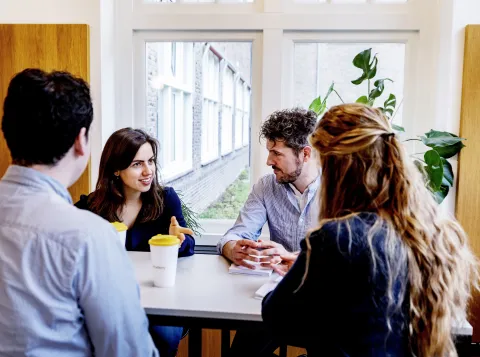 Docent met studenten in gesprek