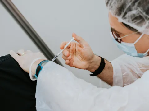 Arts zet vaccinatie