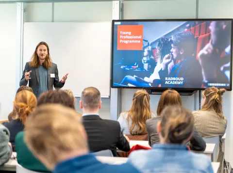 Docent tijdens cursus Young Potential Programme