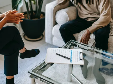 Psycholoog in gesprek met client