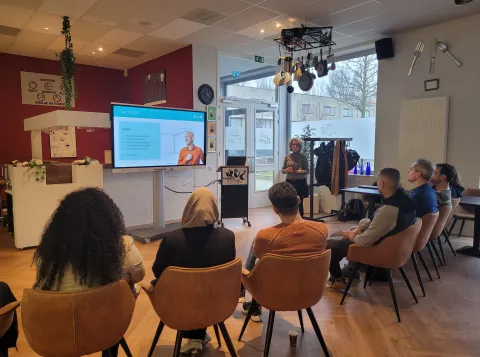 Co-creatiemanager Annelies Wiggers geeft een presentatie over NOLAI tijdens de kick-off van project VIAT