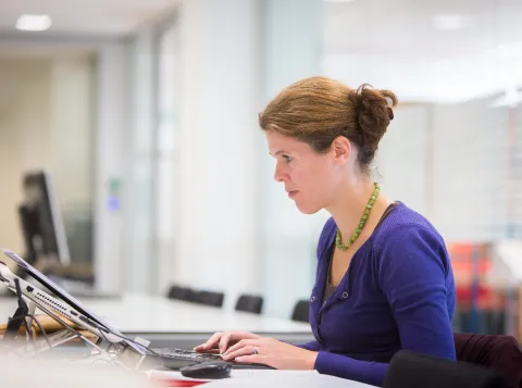 Vrouw aan het werk op laptop