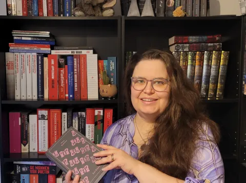 Eline Huls voor haar boekenkast