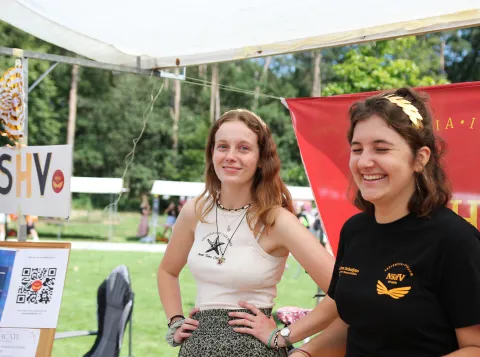 Twee studentes bij een kraampje op de introductiemarkt in 2023