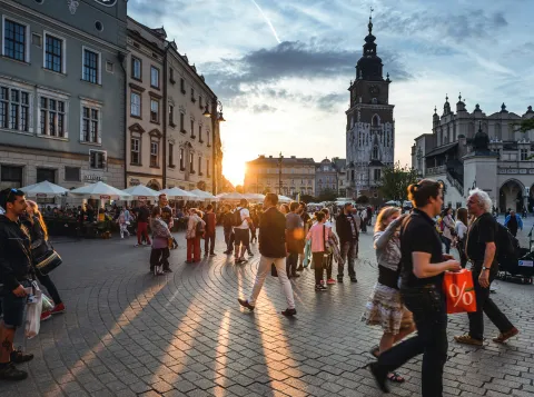 Plein met mensen in Krakau, Polen