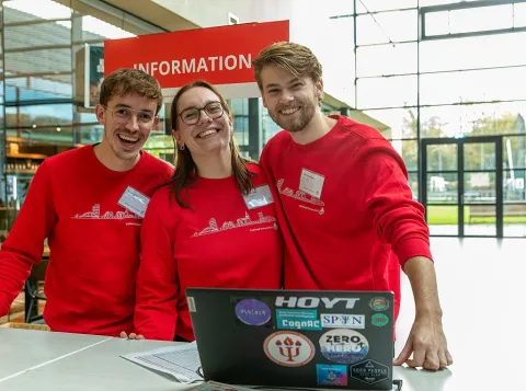 Studenten aan de balie tijdens de open dag.