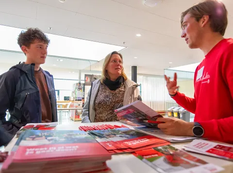 Studiekiezer en ouder tijdens de bachelor open dag.
