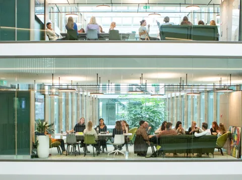 Glazen ontmoetingsplek Maria Montessorigebouw