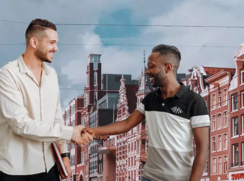 Twee mannen schudden elkaar de hand voor een Nederlands straatbeeld