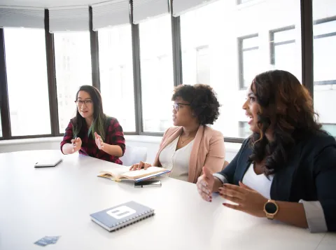 Vrouwen aan een tafel in overleg