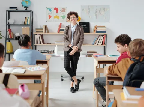 Docent in een basisschoolklas