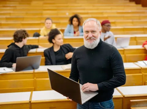 Docent en studenten in collegezaal