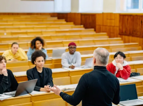 Docent voor collegezaal met studenten