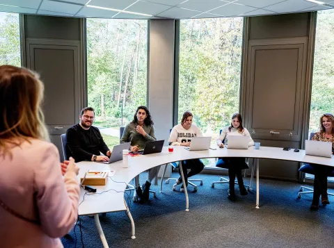 Onderwijszaal RadboudCSW met docent en studenten