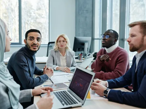 Senior professionals werken samen
