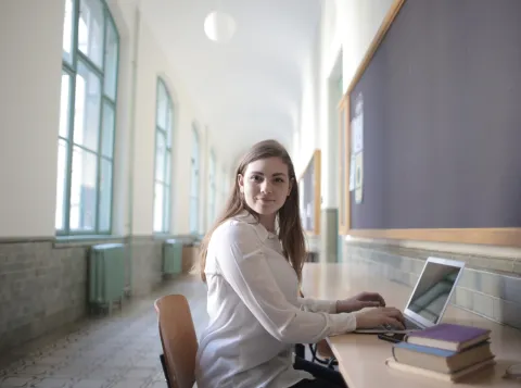Meisje achter laptop