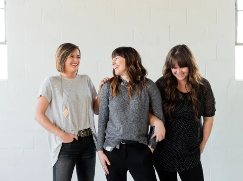 Drie vrouwen lachen samen
