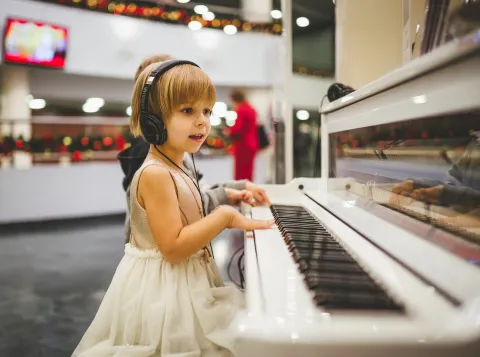 Kind speelt piano