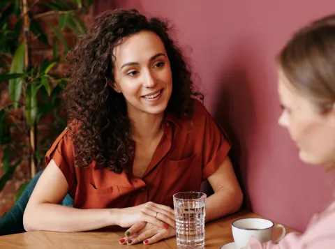 2 vrouwen in gesprek