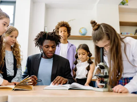 Groep personen lezen boek