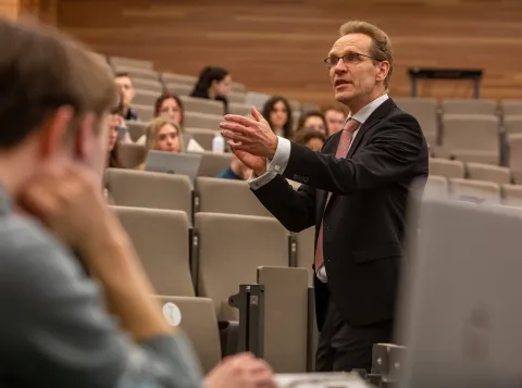Docent geeft hoorcollege