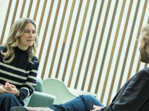 twee mensen op een bank welke een gesprek voeren
