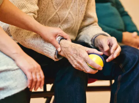 Man met stressbal in zijn hand
