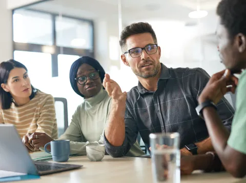 Vier personen in gesprek tijdens een cursus
