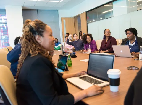 Groep diverse mensen aan vergadertafel