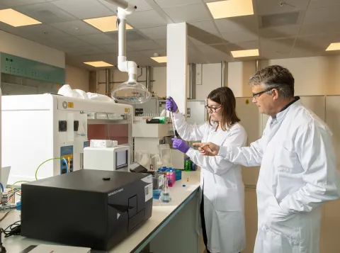 Richard van Wezel en student in lab