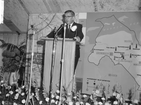 Minister de Pous (Economische Zaken) stelt het aardgasveld te Slochteren officieel in gebruik op 25 juli 1963. Bron: NA/Anefo